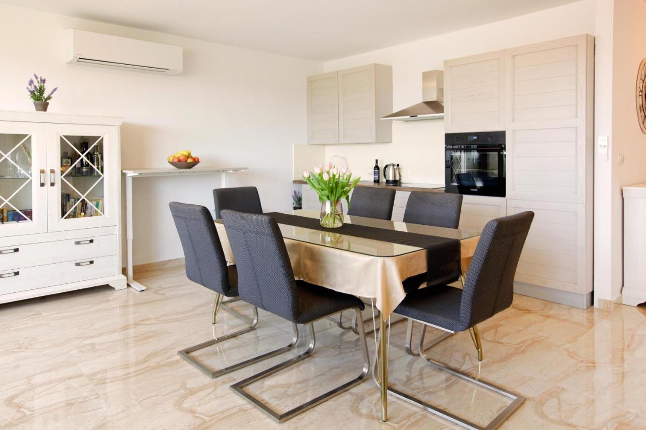Modern 2-Bed Apt, Late Check In Available Split Kültér fotó