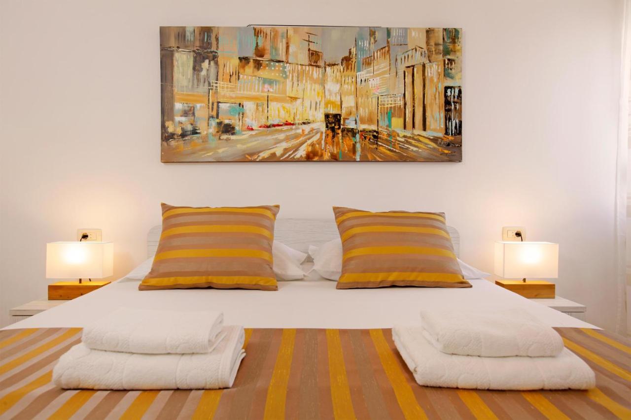 Modern 2-Bed Apt, Late Check In Available Split Kültér fotó