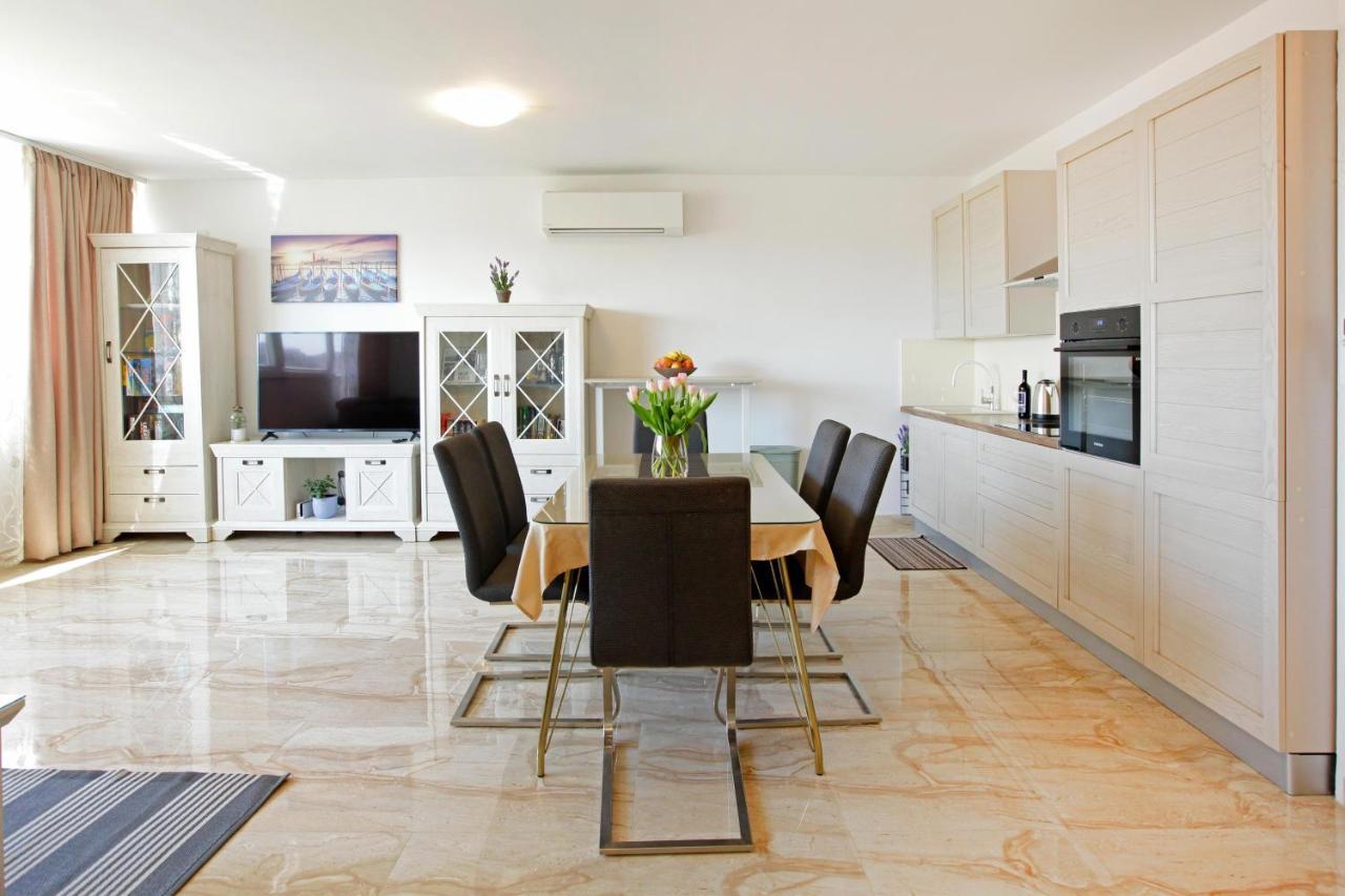 Modern 2-Bed Apt, Late Check In Available Split Kültér fotó