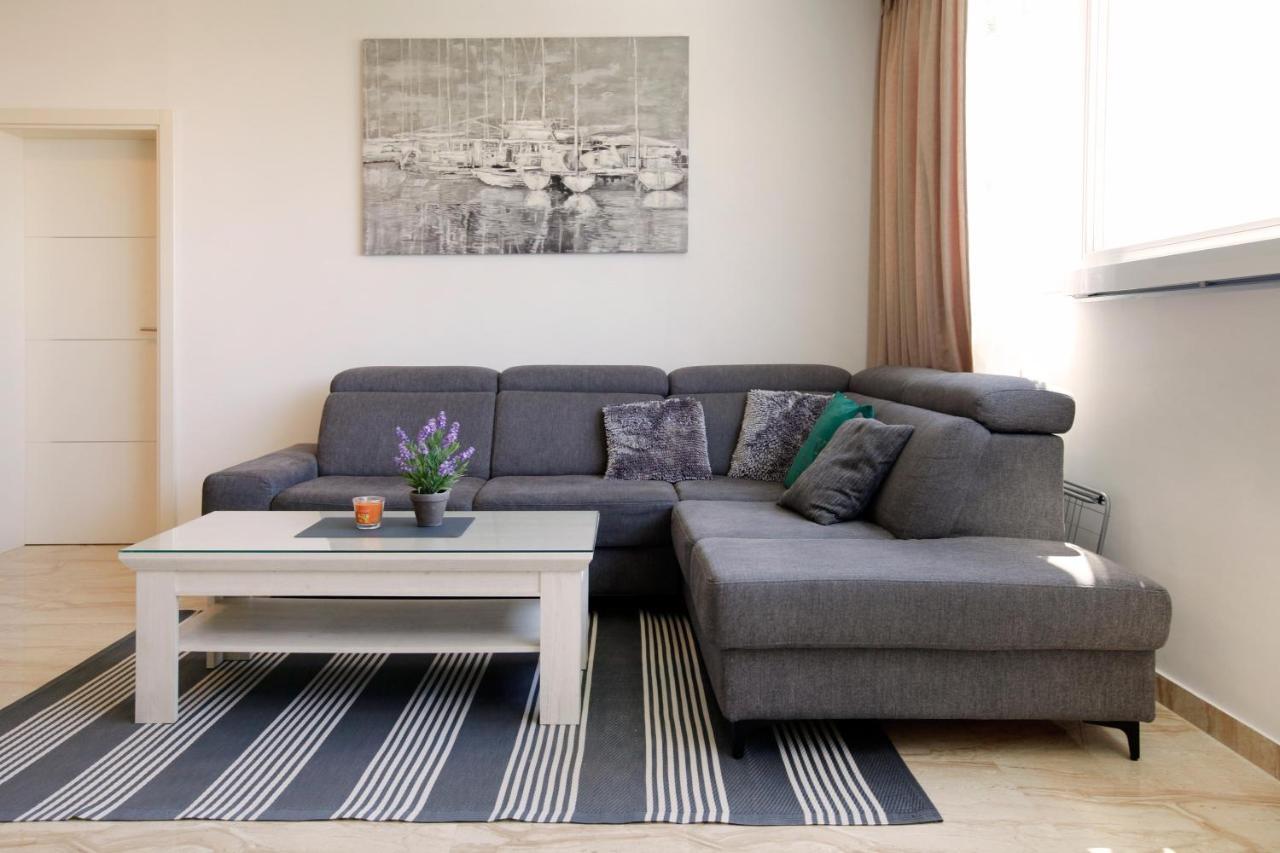 Modern 2-Bed Apt, Late Check In Available Split Kültér fotó
