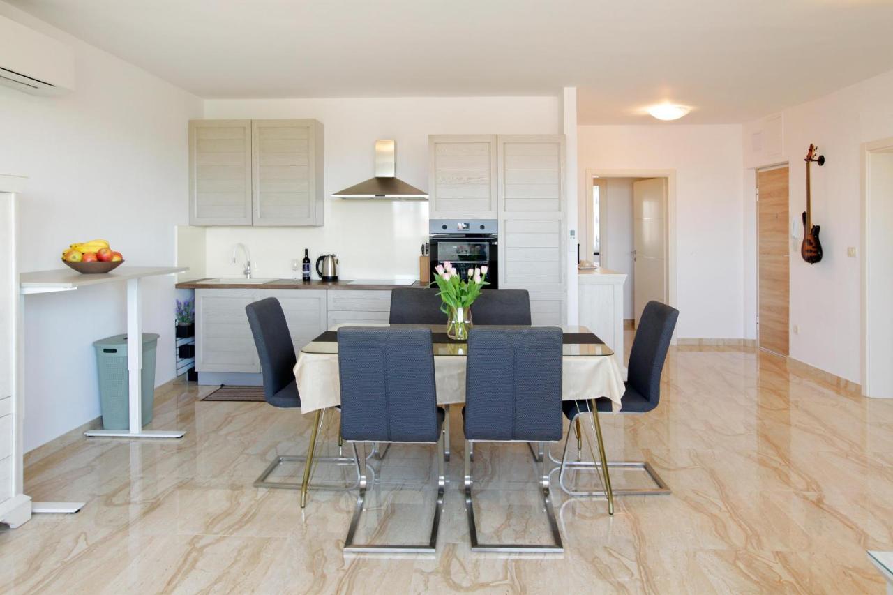 Modern 2-Bed Apt, Late Check In Available Split Kültér fotó