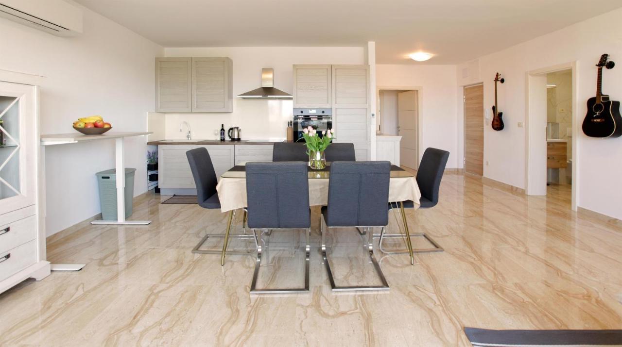 Modern 2-Bed Apt, Late Check In Available Split Kültér fotó