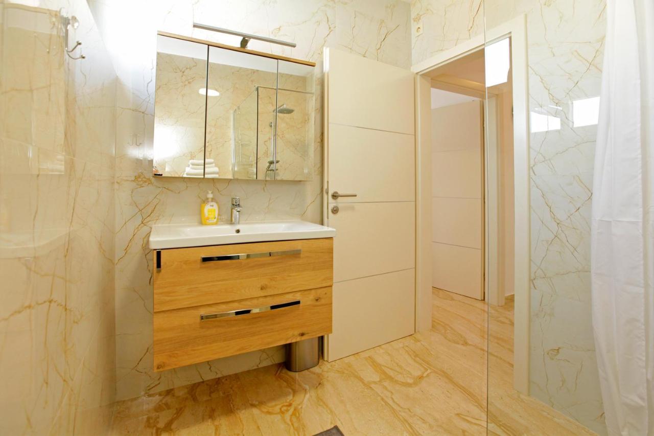 Modern 2-Bed Apt, Late Check In Available Split Kültér fotó