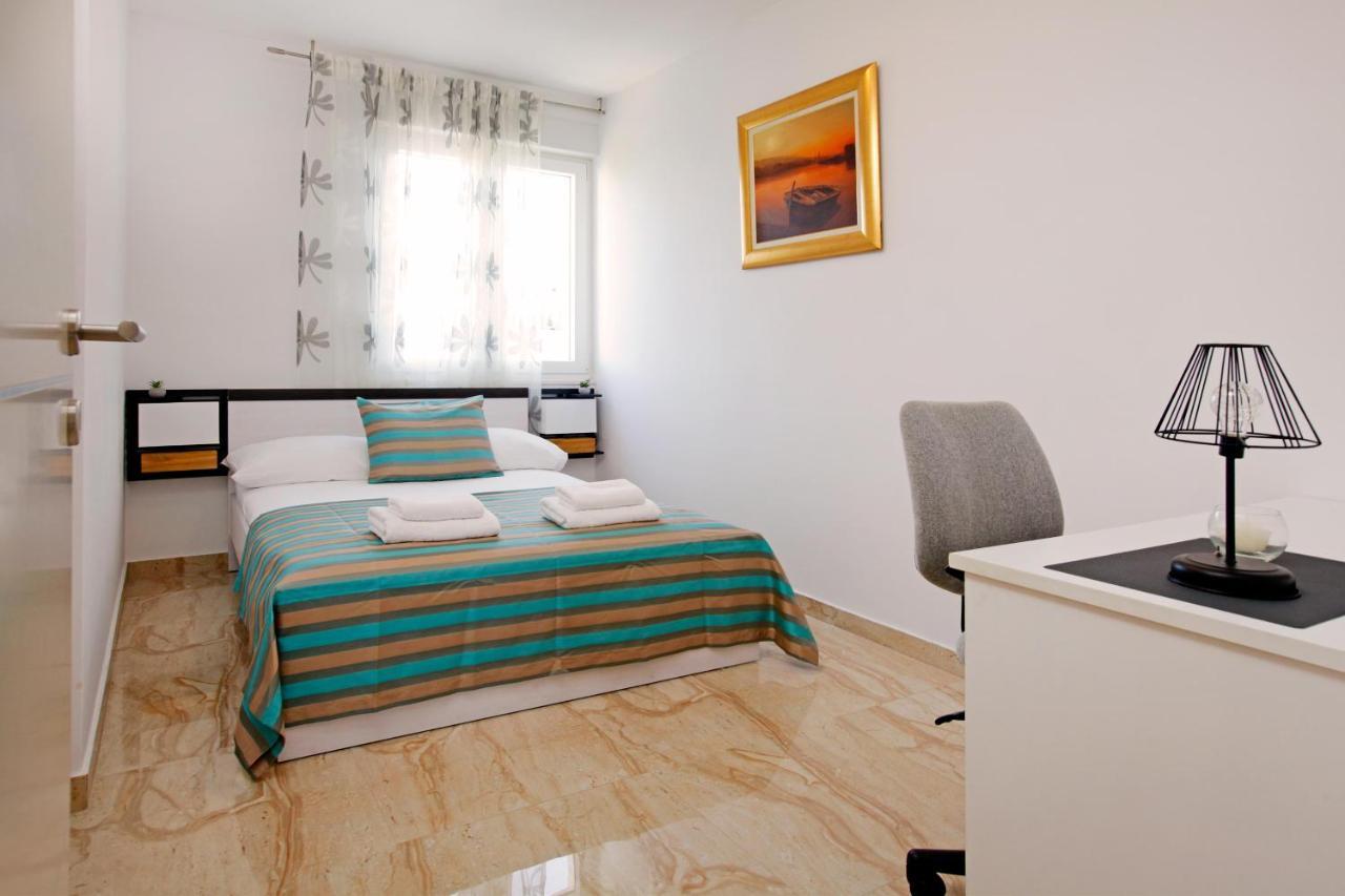 Modern 2-Bed Apt, Late Check In Available Split Kültér fotó