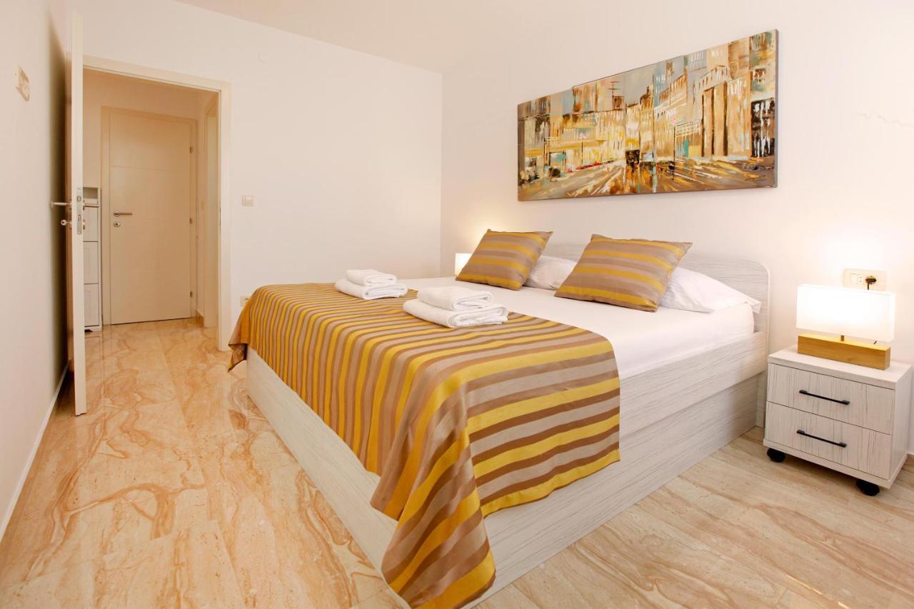 Modern 2-Bed Apt, Late Check In Available Split Kültér fotó
