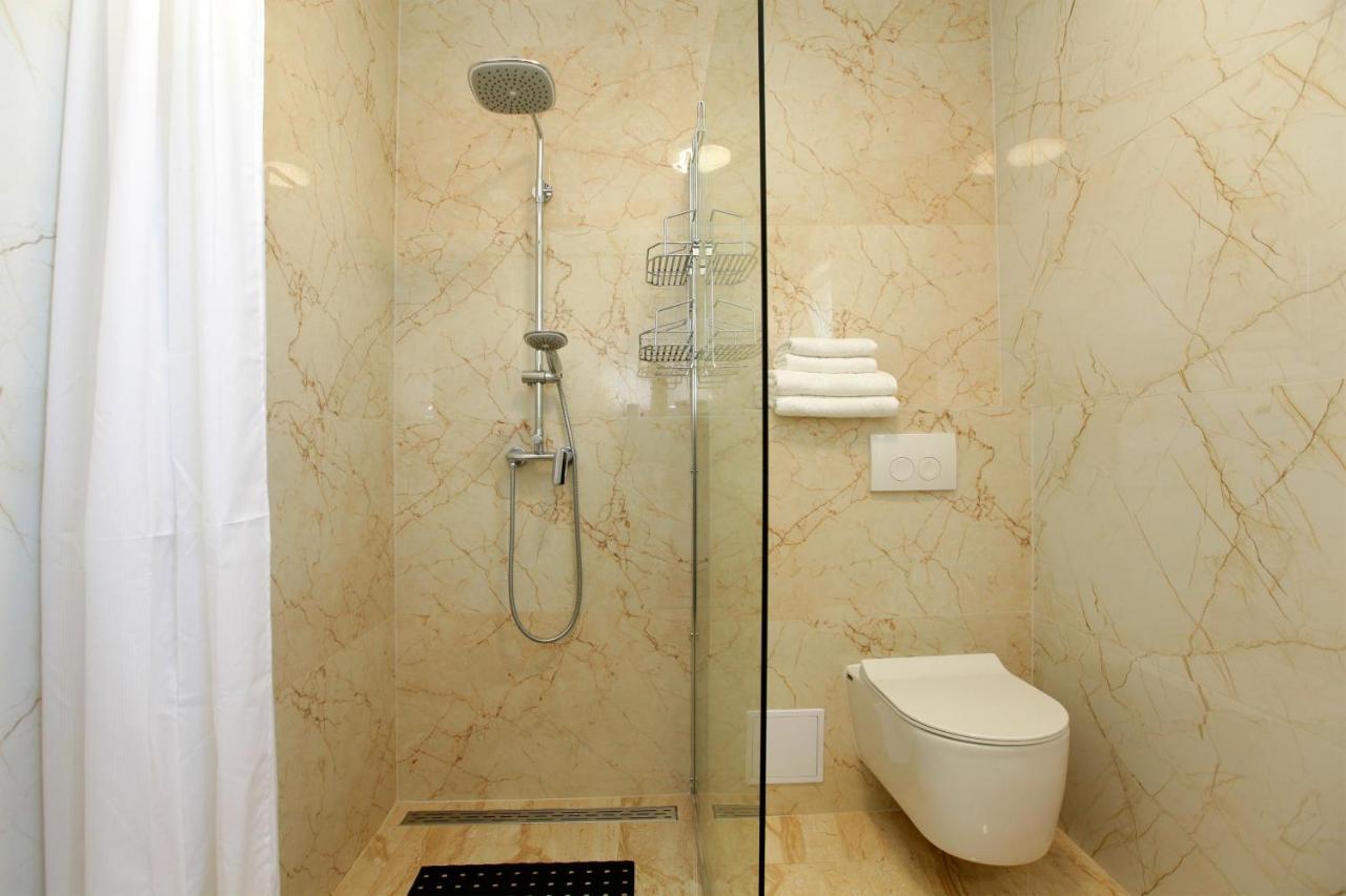 Modern 2-Bed Apt, Late Check In Available Split Kültér fotó