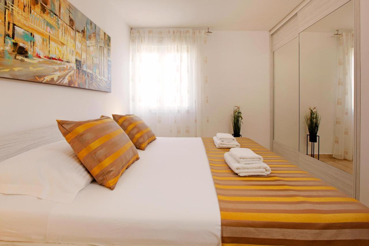 Modern 2-Bed Apt, Late Check In Available Split Kültér fotó