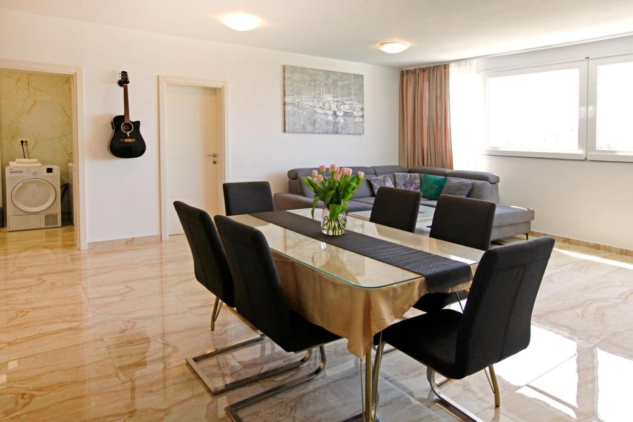 Modern 2-Bed Apt, Late Check In Available Split Kültér fotó