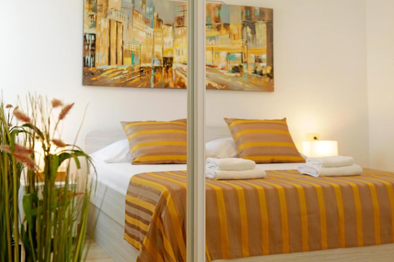 Modern 2-Bed Apt, Late Check In Available Split Kültér fotó