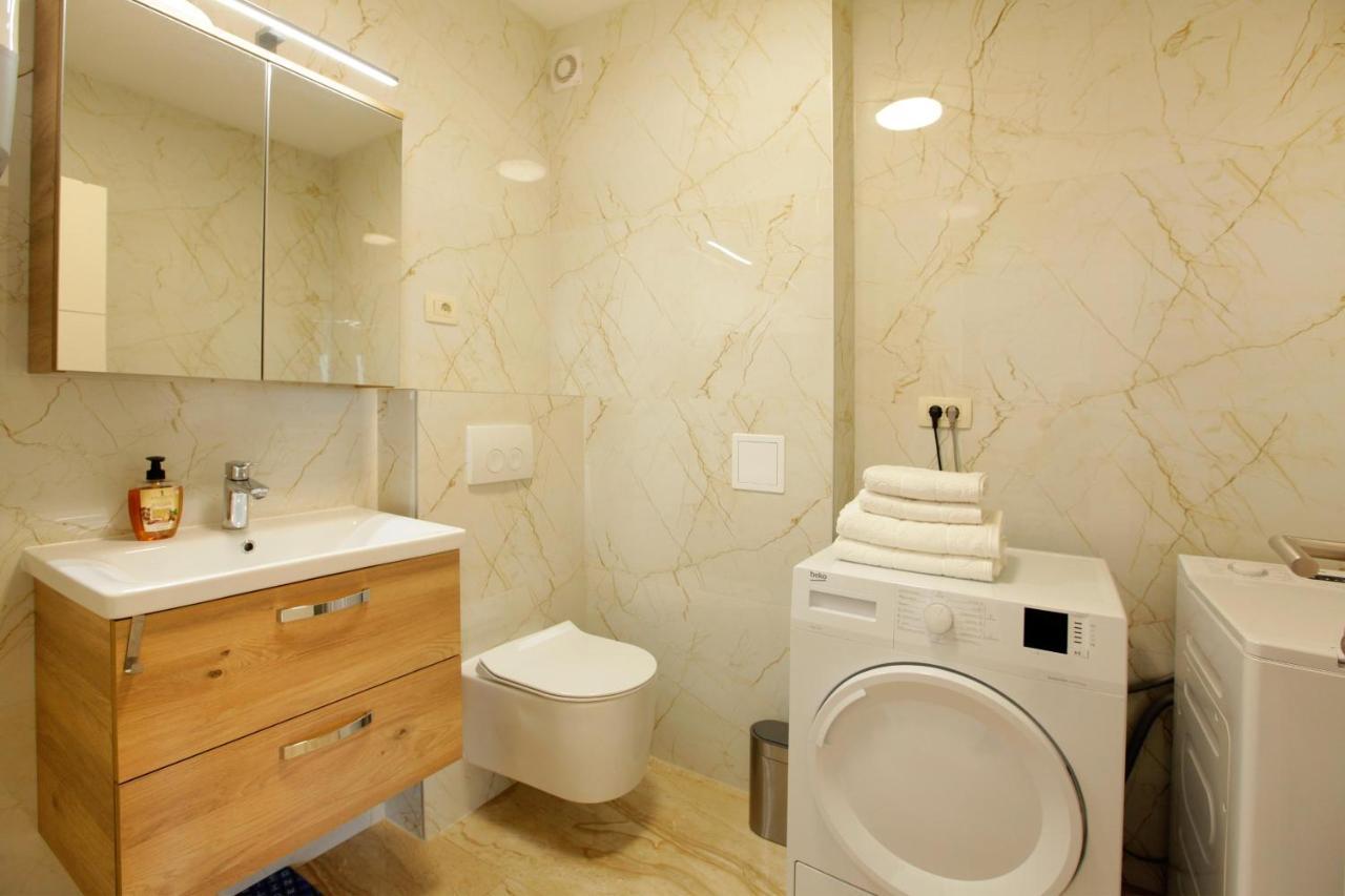 Modern 2-Bed Apt, Late Check In Available Split Kültér fotó