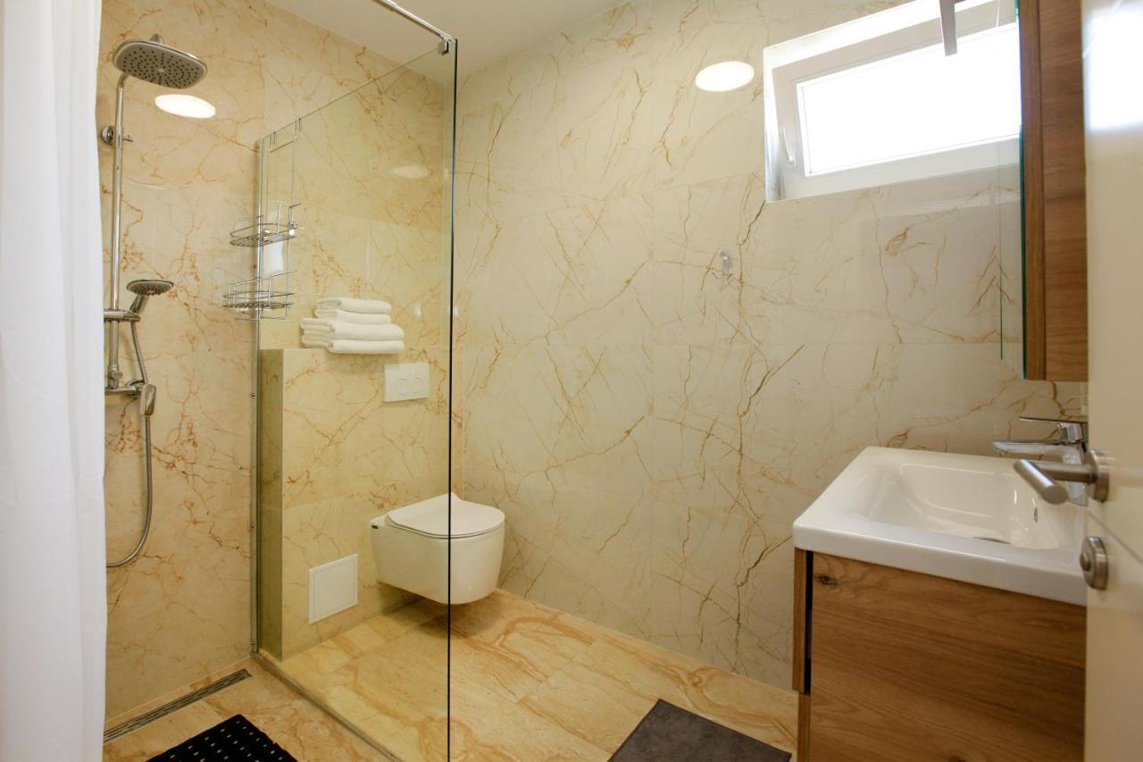 Modern 2-Bed Apt, Late Check In Available Split Kültér fotó