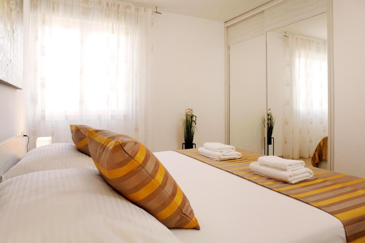 Modern 2-Bed Apt, Late Check In Available Split Kültér fotó