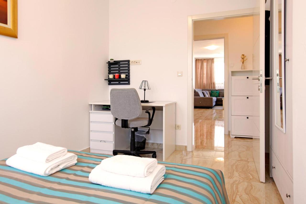 Modern 2-Bed Apt, Late Check In Available Split Kültér fotó