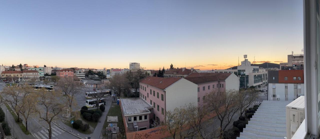 Modern 2-Bed Apt, Late Check In Available Split Kültér fotó