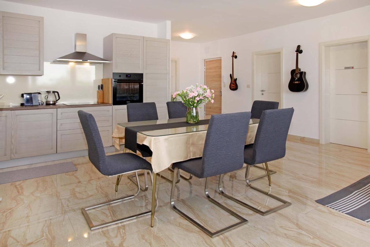 Modern 2-Bed Apt, Late Check In Available Split Kültér fotó