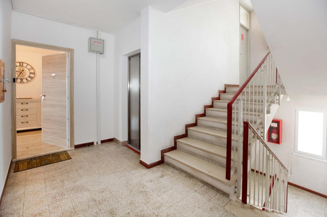 Modern 2-Bed Apt, Late Check In Available Split Kültér fotó