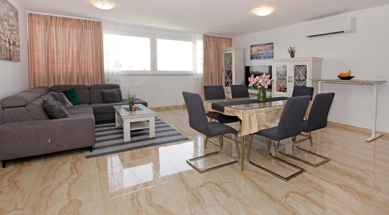 Modern 2-Bed Apt, Late Check In Available Split Kültér fotó