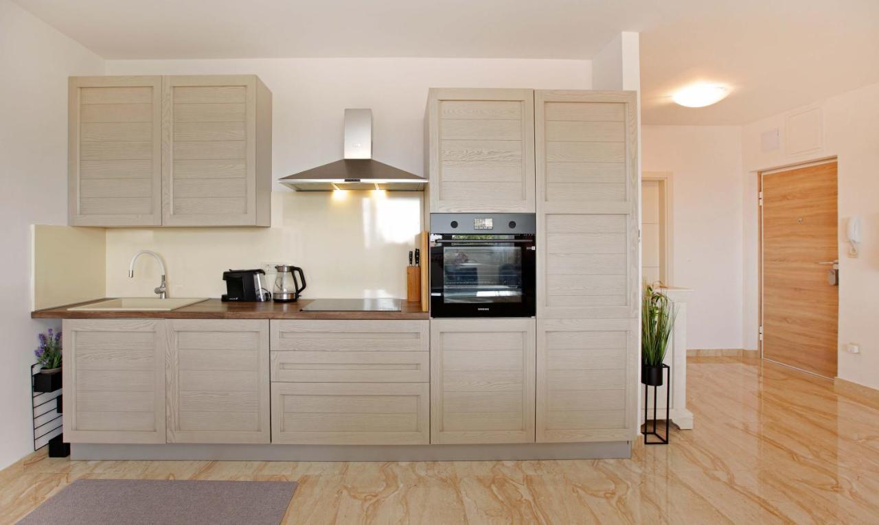 Modern 2-Bed Apt, Late Check In Available Split Kültér fotó