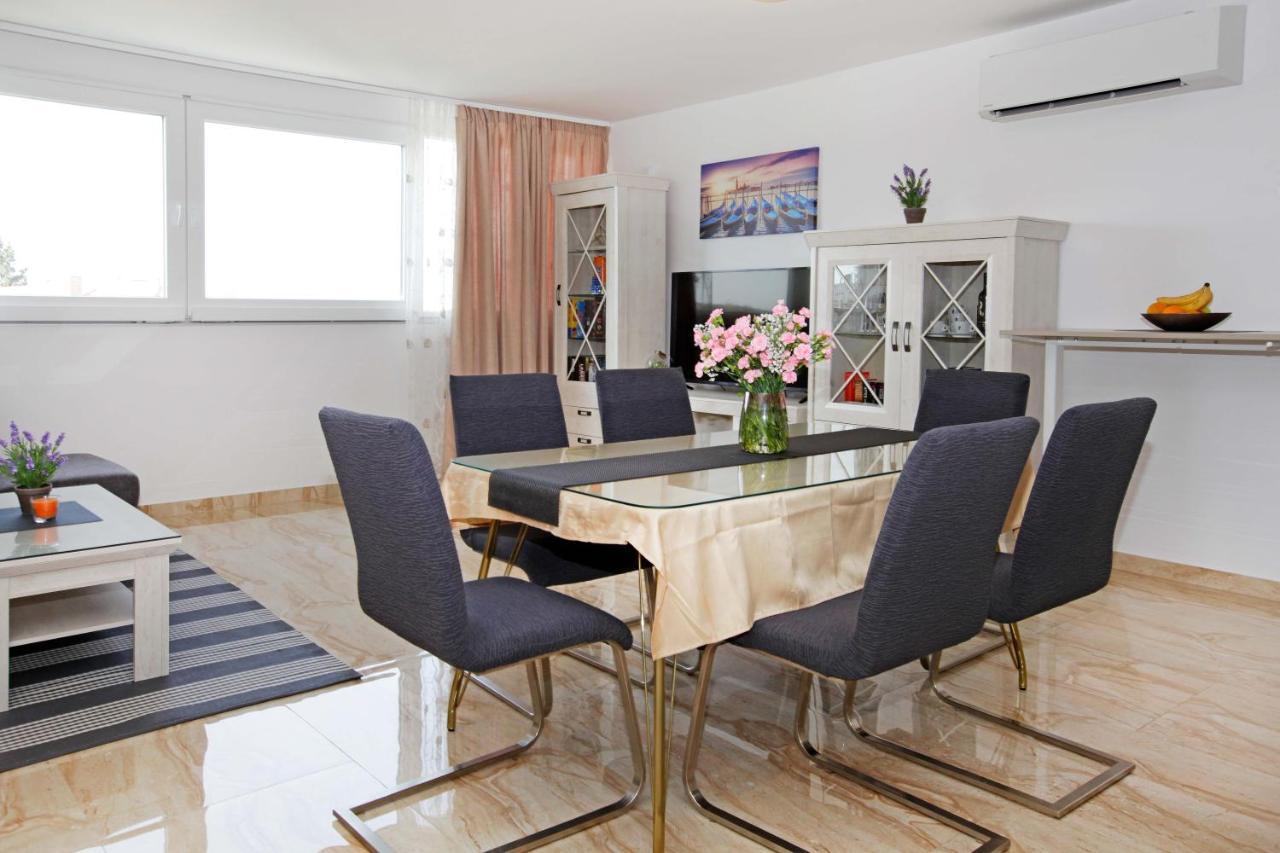 Modern 2-Bed Apt, Late Check In Available Split Kültér fotó