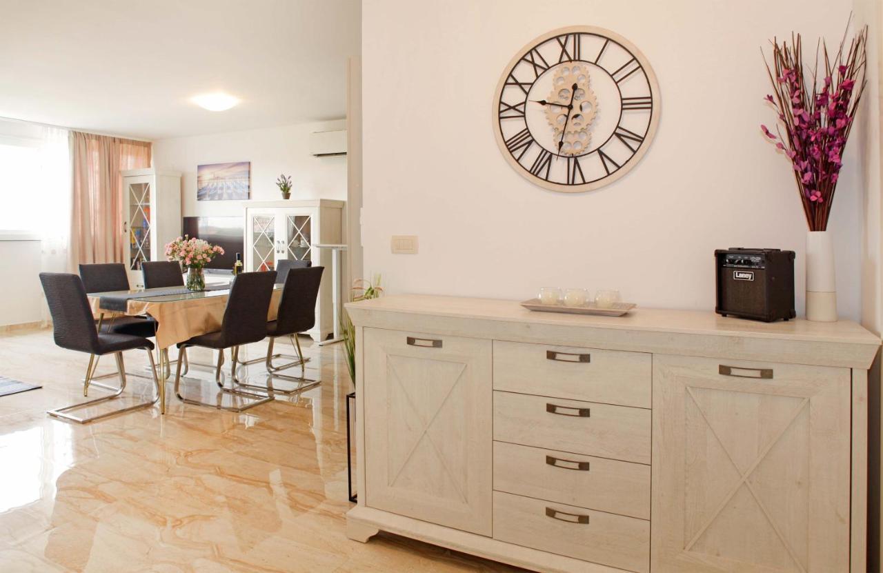 Modern 2-Bed Apt, Late Check In Available Split Kültér fotó