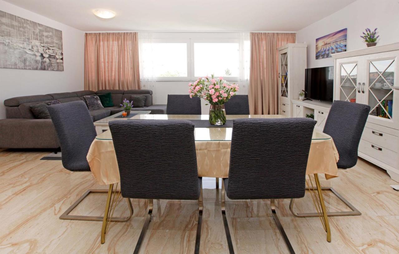 Modern 2-Bed Apt, Late Check In Available Split Kültér fotó