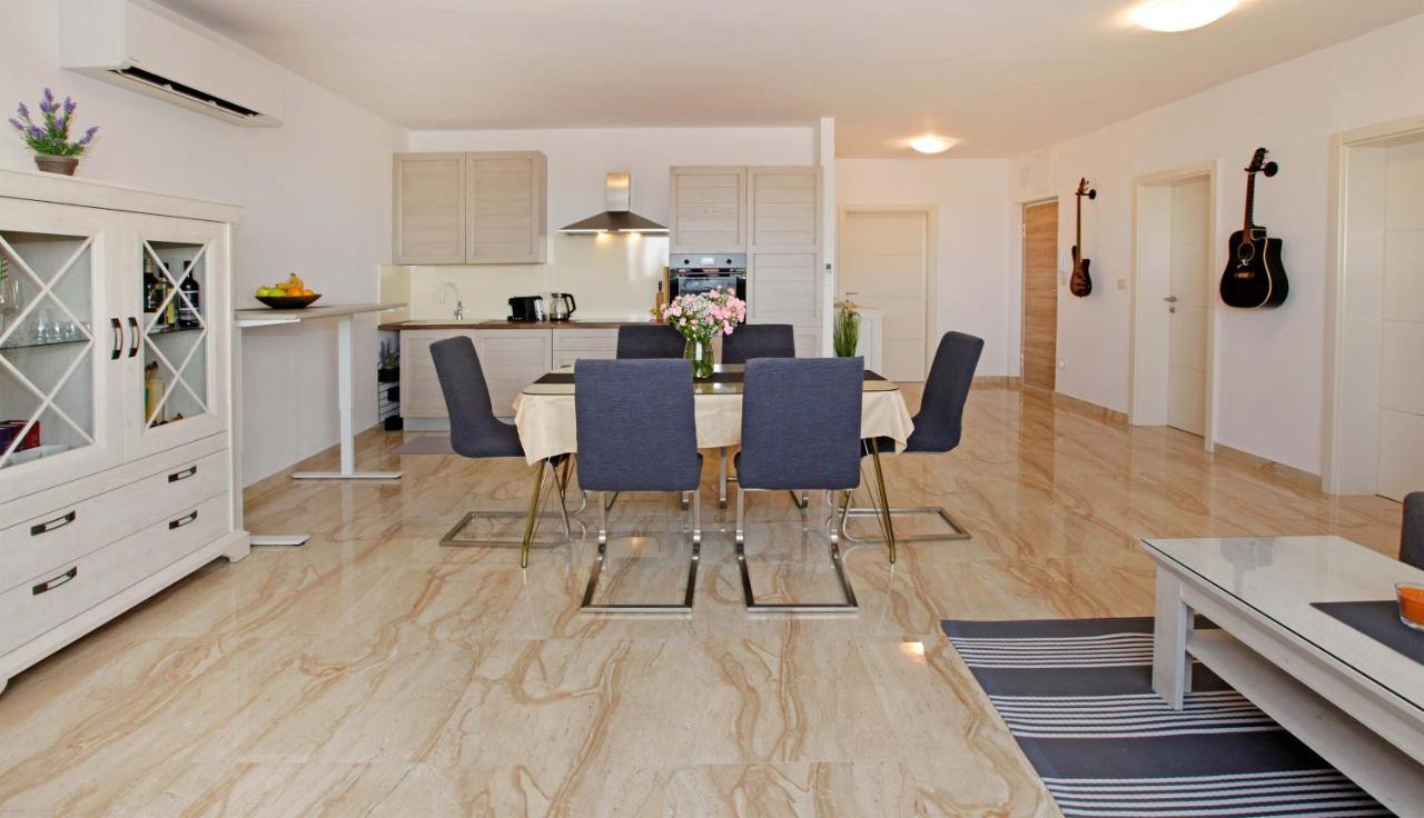 Modern 2-Bed Apt, Late Check In Available Split Kültér fotó