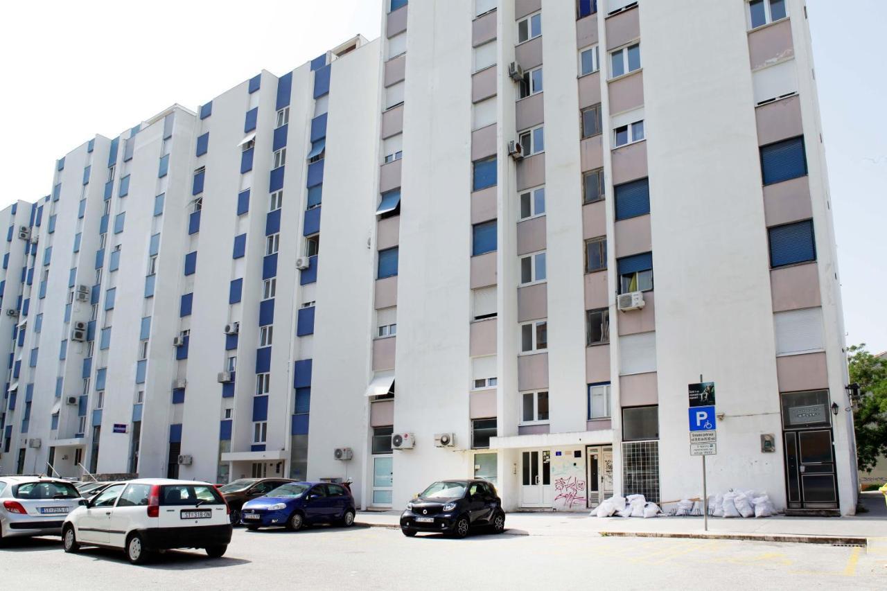 Modern 2-Bed Apt, Late Check In Available Split Kültér fotó