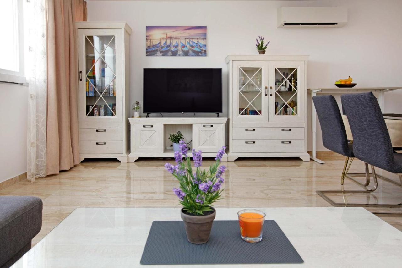 Modern 2-Bed Apt, Late Check In Available Split Kültér fotó