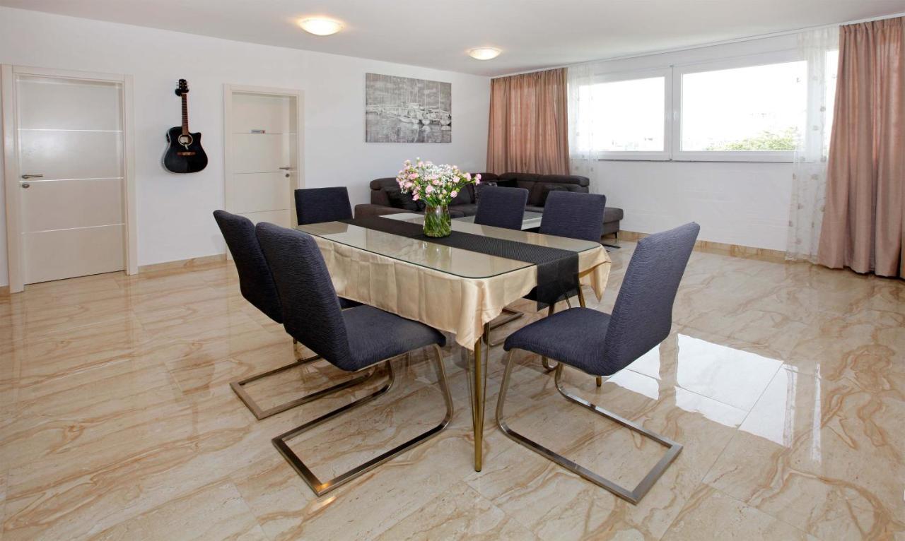 Modern 2-Bed Apt, Late Check In Available Split Kültér fotó