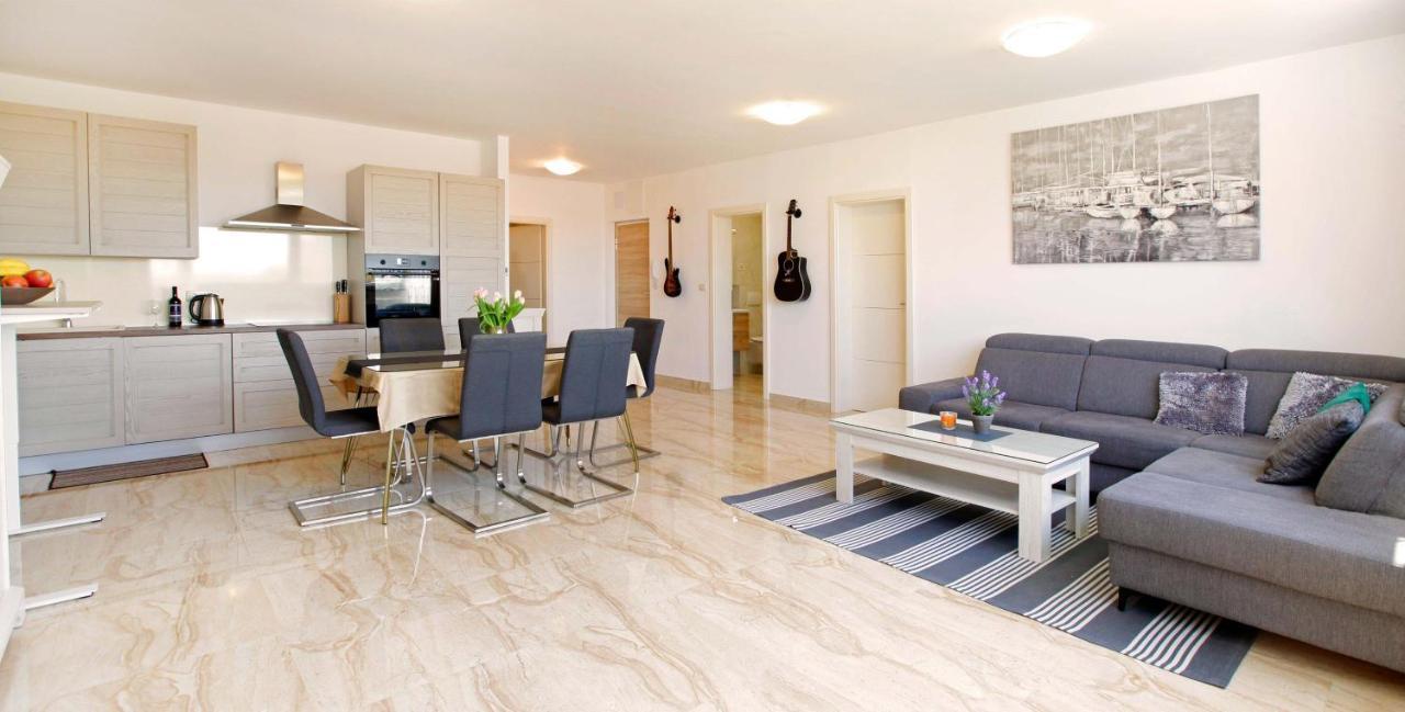 Modern 2-Bed Apt, Late Check In Available Split Kültér fotó