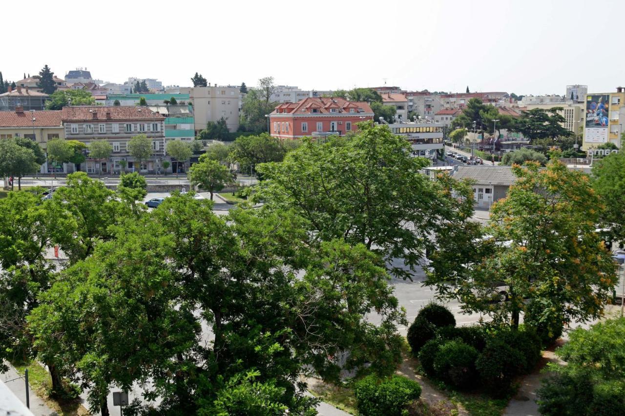 Modern 2-Bed Apt, Late Check In Available Split Kültér fotó